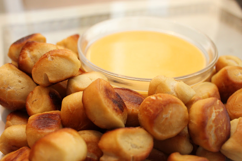 pretzel bites with cheese sauce